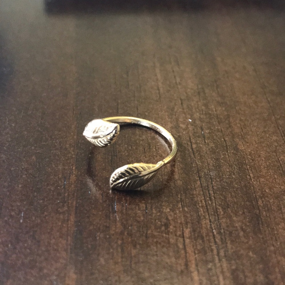 Leaf detailed adjustable ring